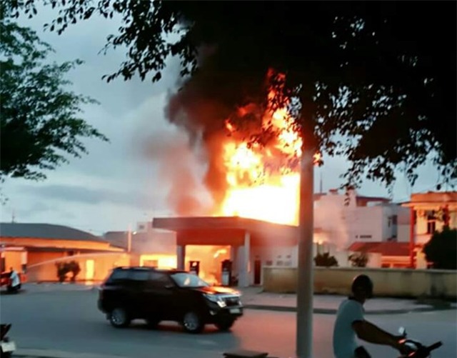 Quảng Ninh: Cửa hàng xăng cháy rụi là do đốt vàng mã - 1