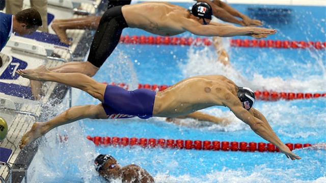 Bí ẩn những vòng tròn đỏ trên người siêu kình ngư Michael Phelps - Ảnh 1.
