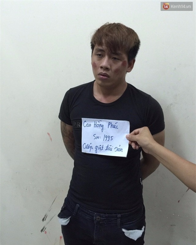 Bị truy bắt vì cướp giật dây chuyền, cô gái 21 tuổi rút dao đâm công an trọng thương - Ảnh 1.