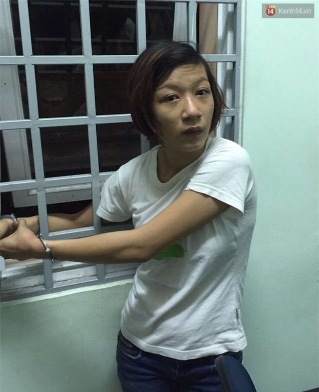 Bị truy bắt vì cướp giật dây chuyền, cô gái 21 tuổi rút dao đâm công an trọng thương - Ảnh 2.