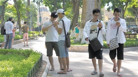 Pokémon Go đang ám giới trẻ. Ảnh: Xuân Tùng.
