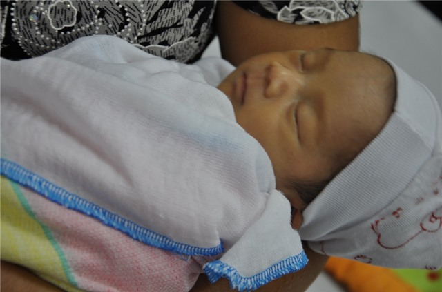 Em bé sinh ra bị suy hô hấp, phải nằm nhiều ngày trong lồng kính và thở oxy.