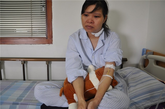 Hiện mẹ con chị Hảo đang rất cần mọi người giúp đỡ để có điều kiện tiếp tục điều trị.