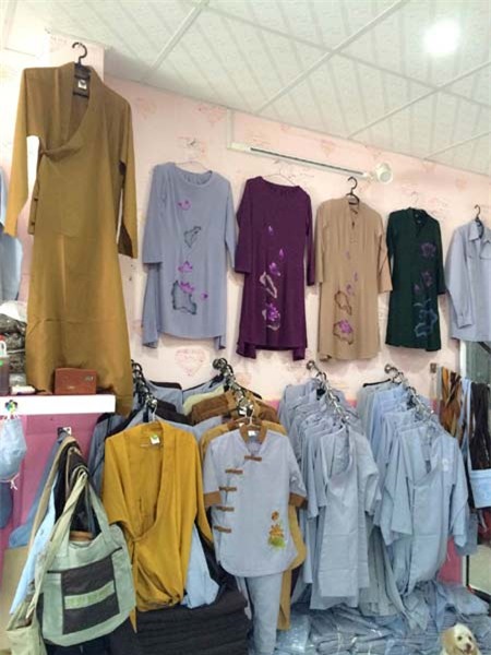 tháng cô hồn, kinh doanh, rằm tháng 7, vàng mã, quần áo, vòng trừ tà, hoa quả, cõi âm,