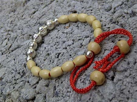 tháng cô hồn, kinh doanh, rằm tháng 7, vàng mã, quần áo, vòng trừ tà, hoa quả, cõi âm,