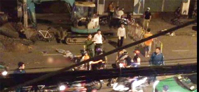 TP. HCM: Bạn bè gào khóc thảm thiết khi nam thanh niên bị xe tải cán chết trong đêm - Ảnh 1.