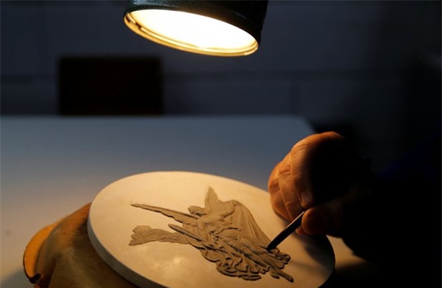 Cận cảnh tấm HCV lịch sử của xạ thủ Hoàng Xuân Vinh - Ảnh 2.