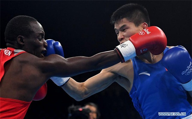 Sớm ăn mừng chiến thắng, tay đấm người Trung Quốc nhận kết cục đắng lòng - Ảnh 4.