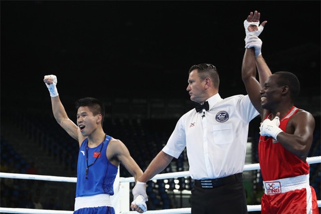 Sớm ăn mừng chiến thắng, tay đấm người Trung Quốc nhận kết cục đắng lòng - Ảnh 6.