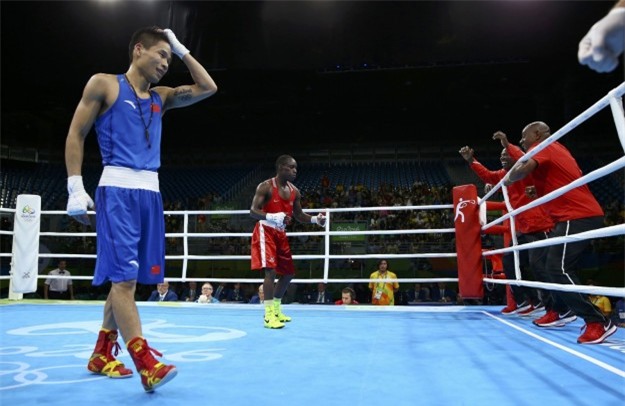 Sớm ăn mừng chiến thắng, tay đấm người Trung Quốc nhận kết cục đắng lòng - Ảnh 8.