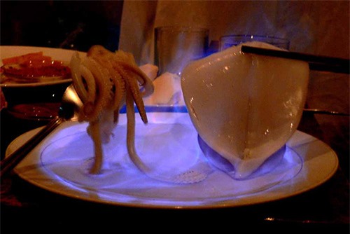 nướng mực bằng cồn