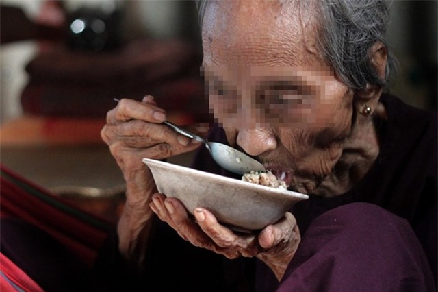 Để mẹ già ở nhà với vợ, người con trai đã nhận cái kết đau đớn - Ảnh 1.