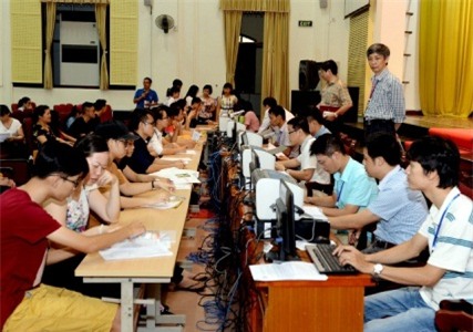Thí sinh nộp hồ sơ xét tuyển tại trường ĐH Kinh tế quốc dân
