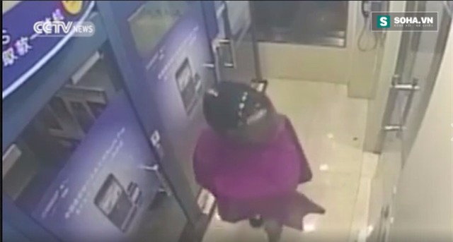 Cô gái trẻ hồn vía lên mây khi bị cướp xồ vào uy hiếp tại cây ATM - Ảnh 2.