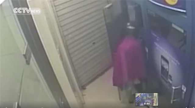 Cô gái trẻ hồn vía lên mây khi bị cướp xồ vào uy hiếp tại cây ATM - Ảnh 3.