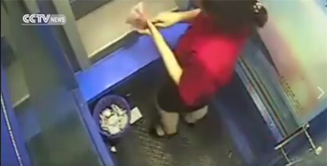 Cô gái trẻ hồn vía lên mây khi bị cướp xồ vào uy hiếp tại cây ATM - Ảnh 4.