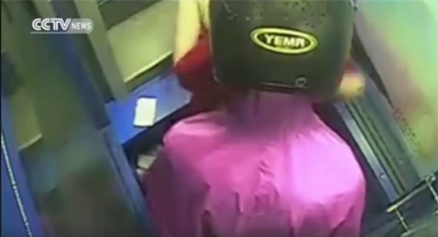 Cô gái trẻ hồn vía lên mây khi bị cướp xồ vào uy hiếp tại cây ATM - Ảnh 5.