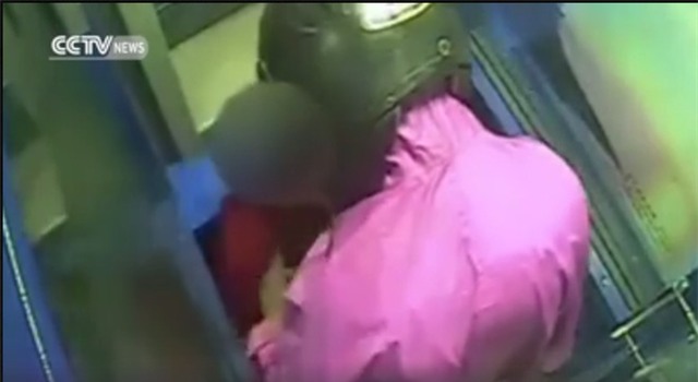Cô gái trẻ hồn vía lên mây khi bị cướp xồ vào uy hiếp tại cây ATM - Ảnh 6.
