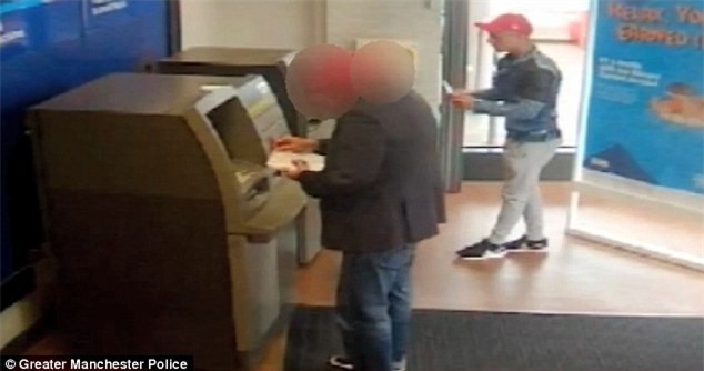 Cô gái trẻ hồn vía lên mây khi bị cướp xồ vào uy hiếp tại cây ATM - Ảnh 10.