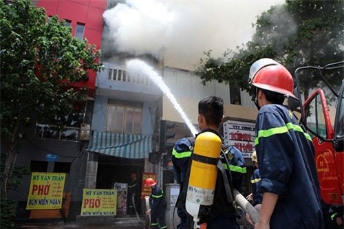 ha noi: chay nha 4 tang, ca khu pho nao loan hinh anh 2