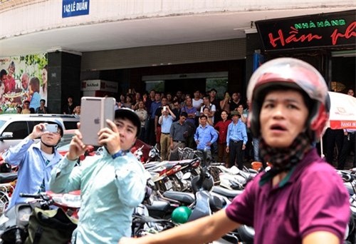 ha noi: chay nha 4 tang, ca khu pho nao loan hinh anh 3