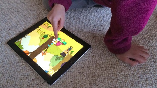 Trẻ chơi điện thoại