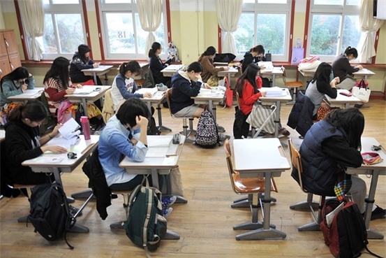 Học sinh áp lực, đau đầu vì bài vở.​(Ảnh: Internet)