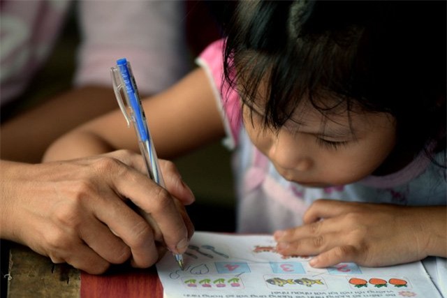 anh: cuoc song moi day tinh yeu thuong cua 2 be gai bi trao nham hinh anh 2