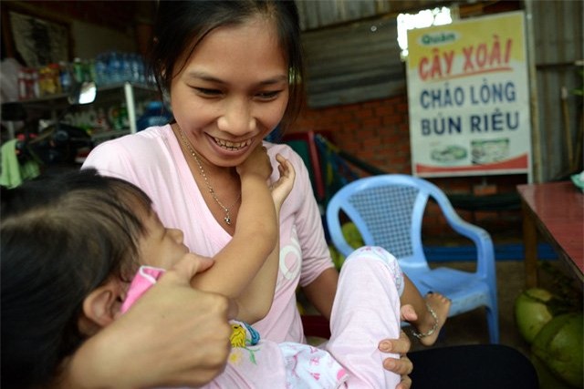 anh: cuoc song moi day tinh yeu thuong cua 2 be gai bi trao nham hinh anh 4