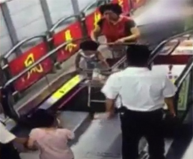 Con gặp họa vì sai lầm với xe đẩy hàng triệu phụ huynh mắc phải - Ảnh 2.