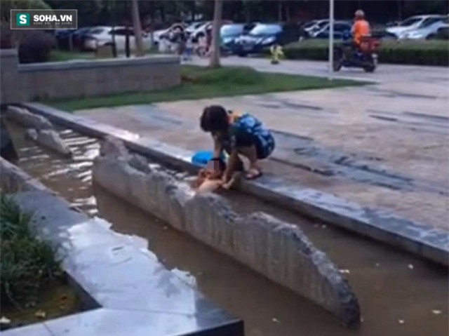 Bà nội ra sức dìm cháu trai xuống nước bẩn vì lý do khó chấp nhận - Ảnh 2.