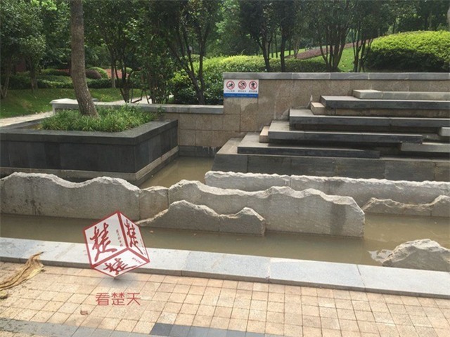 Bà nội ra sức dìm cháu trai xuống nước bẩn vì lý do khó chấp nhận - Ảnh 3.