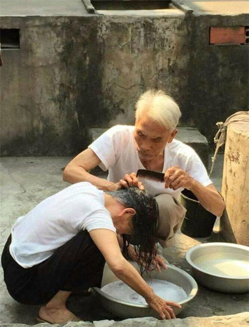 Hình ảnh khiến ta phải khựng lại ở rạp chiếu phim Hà Nội - Ảnh 4.