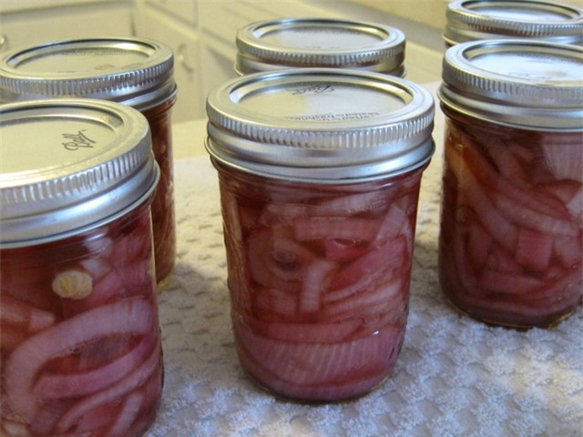 Tác dụng kỳ diệu của hành tây ngâm rượu vang đỏ - Ảnh 1.