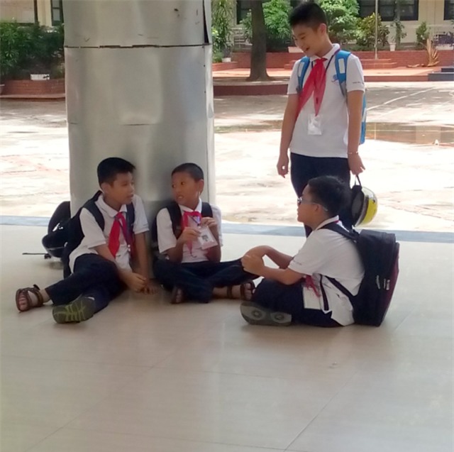 Bo me dau dau vi teen bo hoc di bat Pokemon