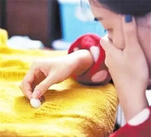 ngo_doc_bang_phien_khien_be_gai_8_thang_chao_doi