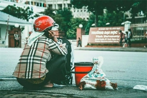 Mẹ tay xách nách mang quà quê lên phố thăm con gây xúc động dân mạng - Ảnh 1