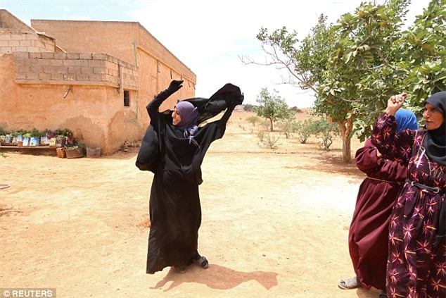 Câu chuyện cảm động phía sau bức ảnh em bé nhắc mẹ đừng tháo mạng che mặt - Ảnh 4.