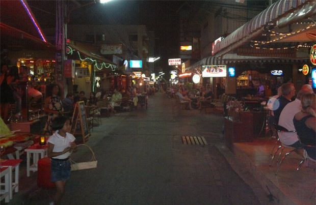 Thái Lan: Nổ bom gần quán bar trong khu du lịch, ít nhất 1 người thiệt mạng và 20 người bị thương - Ảnh 6.