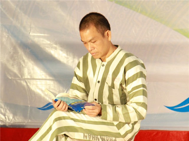 Phạm nhân Đặng Văn Thế trong 1 phân cảnh về tuyên truyền, phổ biến pháp luật được tổ chức trong trại giam.