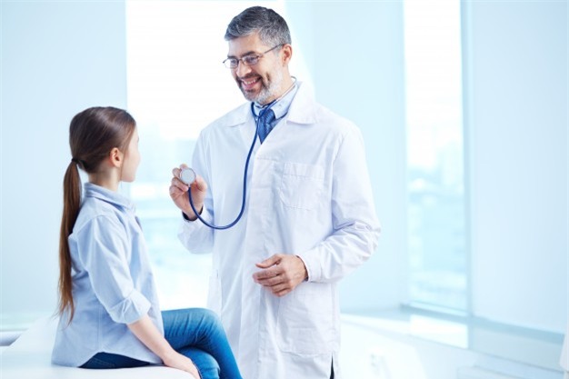 Tại sao bác sĩ phẫu thuật phải mặc áo xanh, còn đầu lọc thuốc lá thì có màu vàng xỉn? - Ảnh 1.