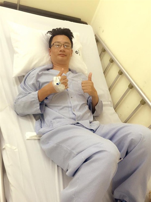 Hoàng Bách chia sẻ trên giường bệnh: Vì lý do bất khả kháng, bố cháu phải nhập viện phẫu thuật gấp, nên phải cancel lịch làm việc ở Nha Trang, Hà Nội, Hà Tĩnh và Hạ Long trong cuối tuần này, đầu tuần tới! Rất xin lỗi các bạn khán giả và nhà tổ chức! Bố cháu hứa sẽ trở lại và lợi hại hơn xưa!.