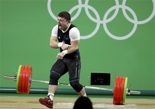Chấn thương kinh hoàng, lực sĩ cử tạ đau đớn rời Rio 2016