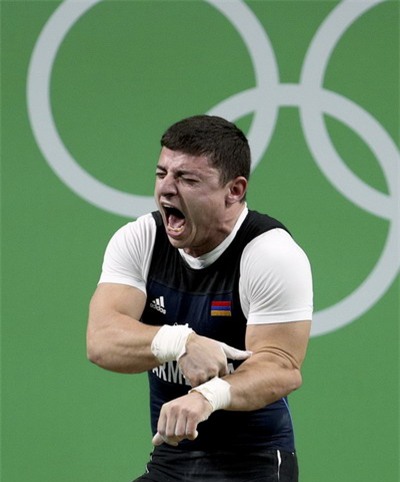 Chấn thương kinh hoàng, lực sĩ cử tạ đau đớn rời Rio 2016