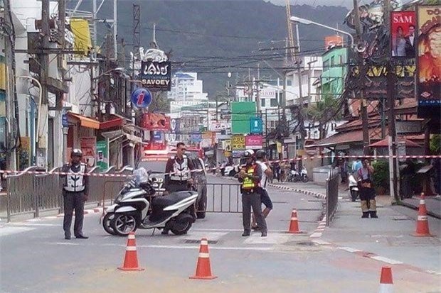 Cảnh sát chặn đường ở Phuket sau khi ba vụ nổ diễn ra ở hòn đảo này hôm 12/8. Ảnh: Bangkok Post