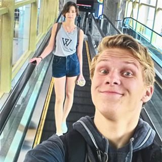 Thời gian đi thang cuốn rất thích hợp để selfie, song đừng!