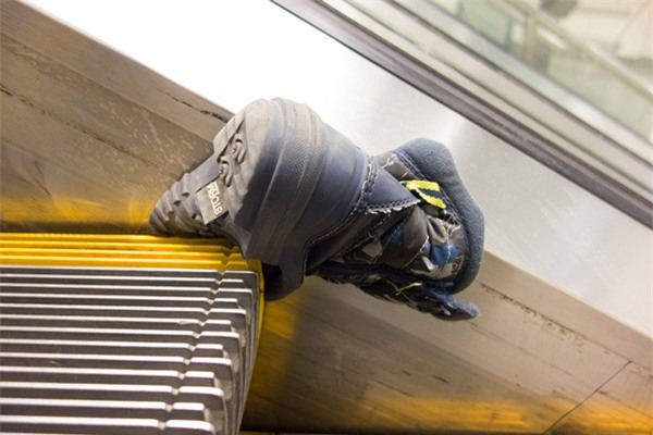 Một chiếc giày cứng cáp thế này cũng bị thang cuốn nghiến nát cơ đấy!