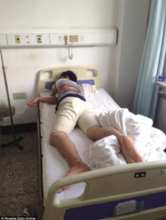 Anh Wang đang bình phục sau ca phẫu thuật nhầm. Ảnh: Daily Mail