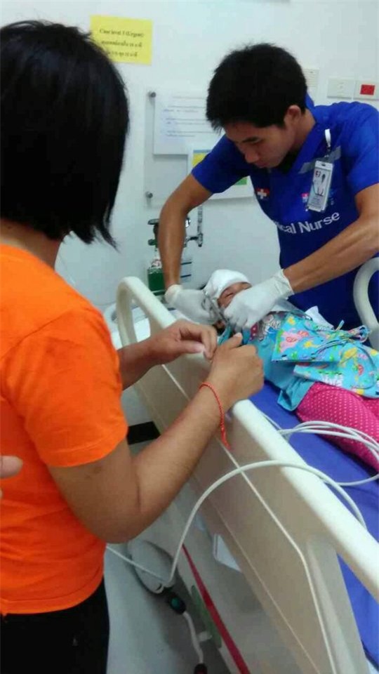 be gai 3 tuoi bi quat tran cuon dau khi duoc bo tung hung hinh anh 2