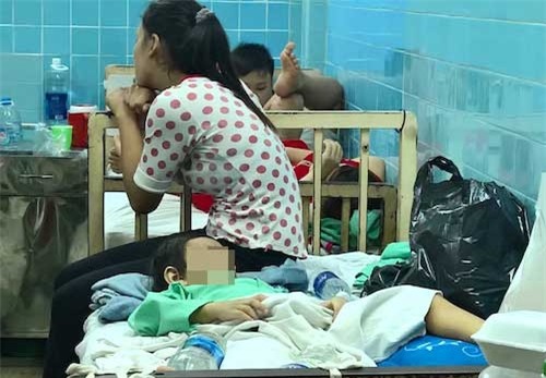 be 5 tuoi bi cha me danh gay chan: “con thuong ba lam” hinh anh 1